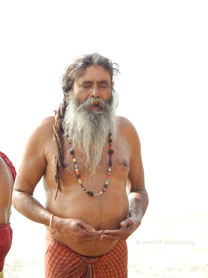 prying at ganga river