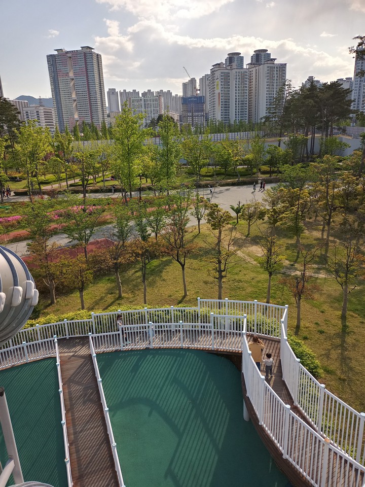 맑은하늘과 공원
