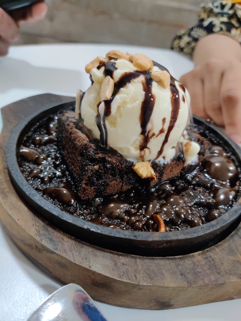 brownie with ice cream