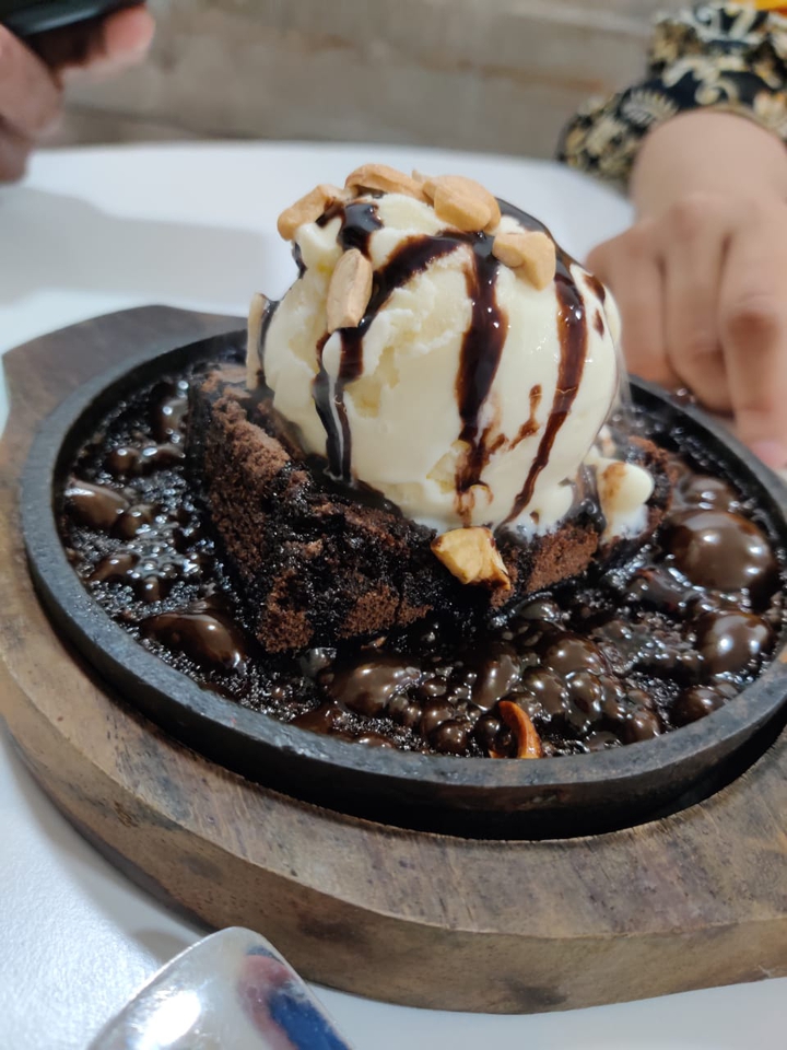 brownie with ice cream