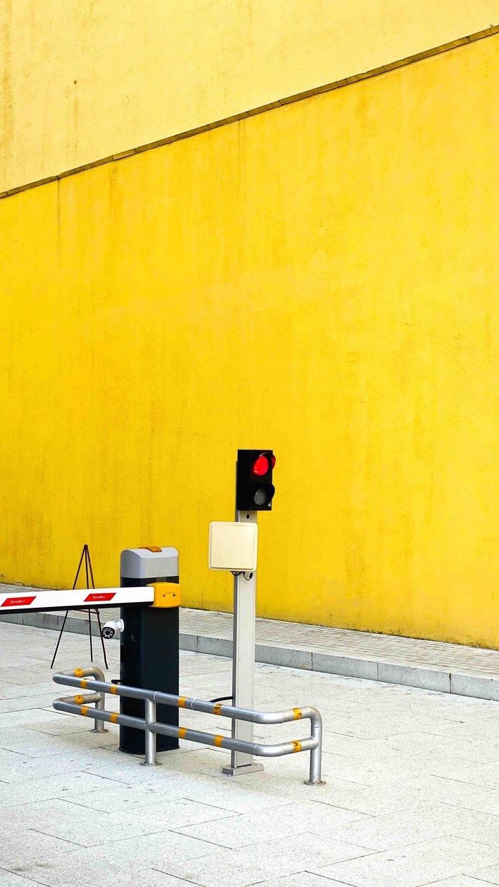 Traffic light and yellow wall