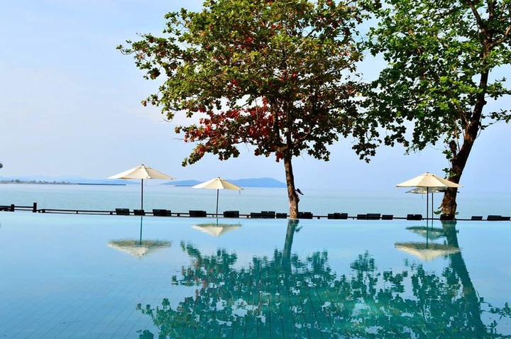 beach side pool in langkawi