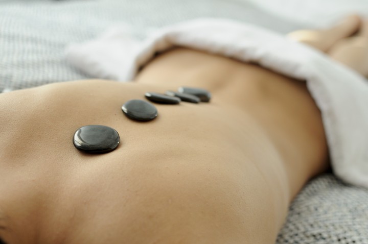 Massagem com pedras quentes