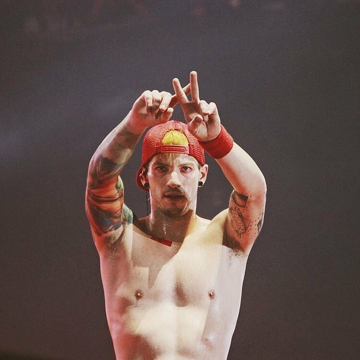 Josh Dun kitchen sink|-/