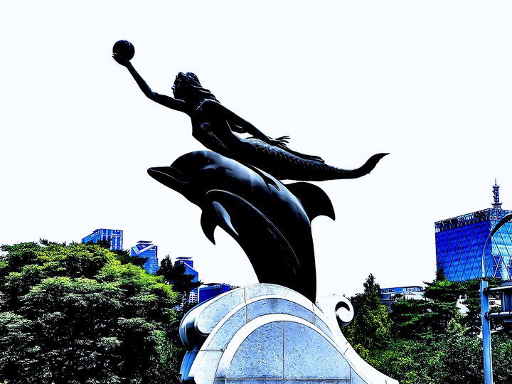 돌고래 탄 인어 동상