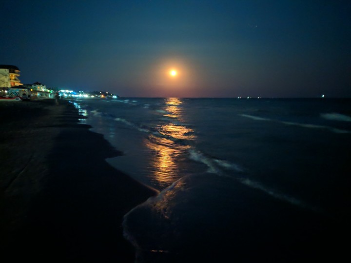 Full moon over the ses
