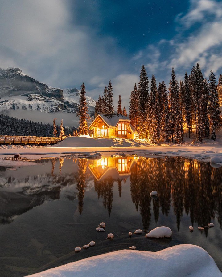 Emerald lake with lodge in Yoho national park