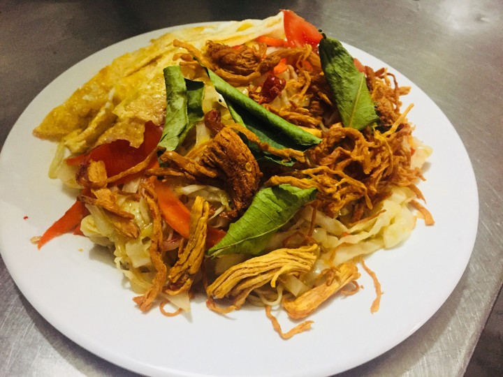 fried noodles with chicken and eggs