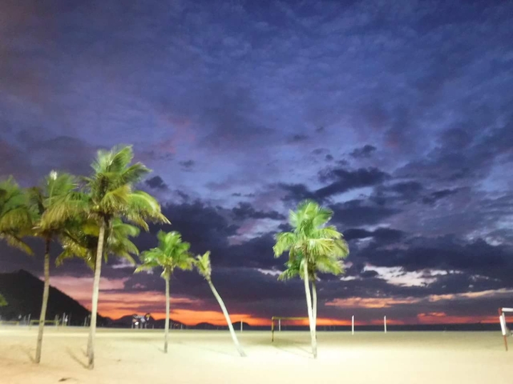 Amanhecer do sol na praia de Copacabana