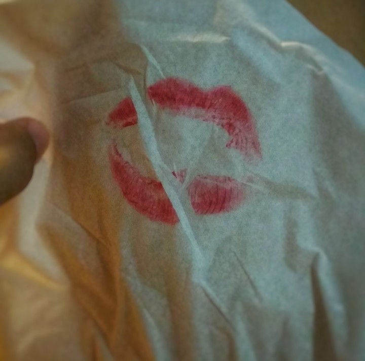 labios sobre papel