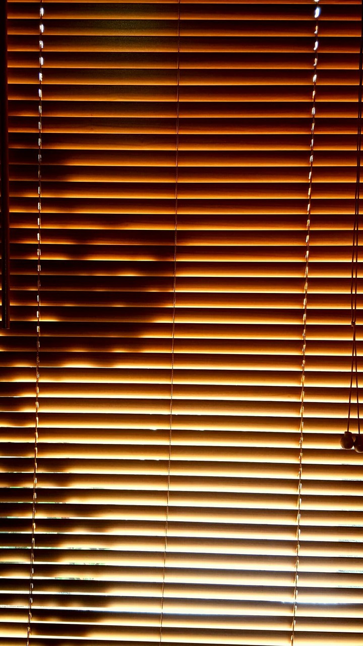 In the morning, pull down the blinds ! 1
