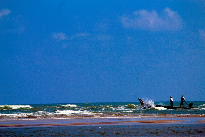 tides hitting boat