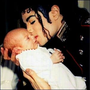 MJ kissing a baby❤