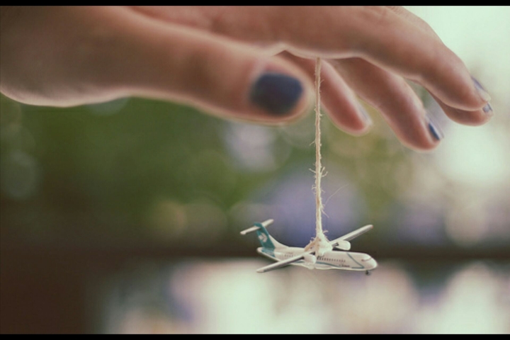 Avión colgando de hilo. :)