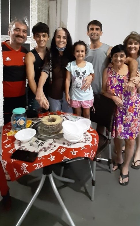 Aos meus queridos amigos do coração bjs. Minha família.