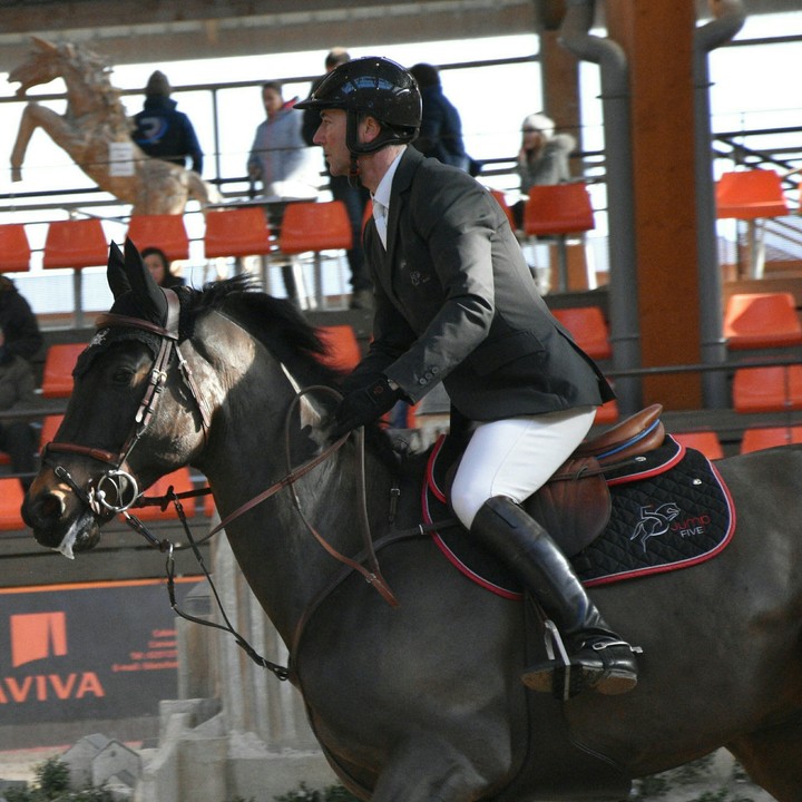 cavalier qui participe à un concours de CSO au Boulerie Jump
