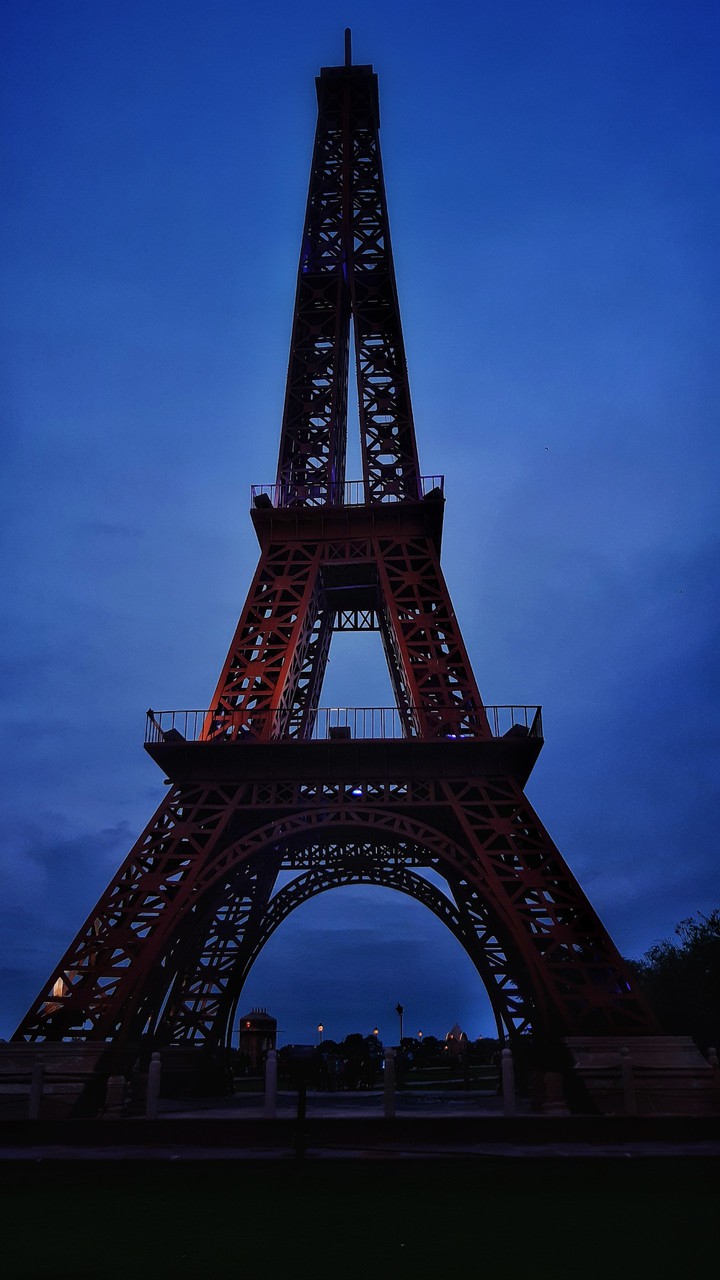 Sculpture of Eiffel Tower