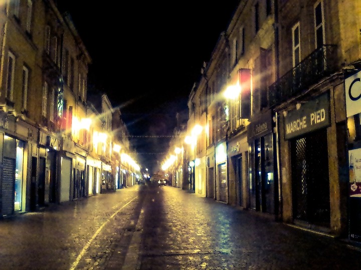 Les pavés brillent la nuit
