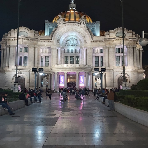 noche en bellas artes en la cd de México