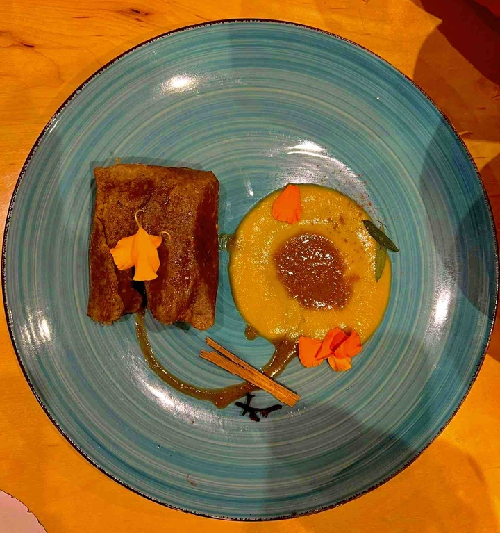 Tamal y salsa de calabaza con canela y clavo