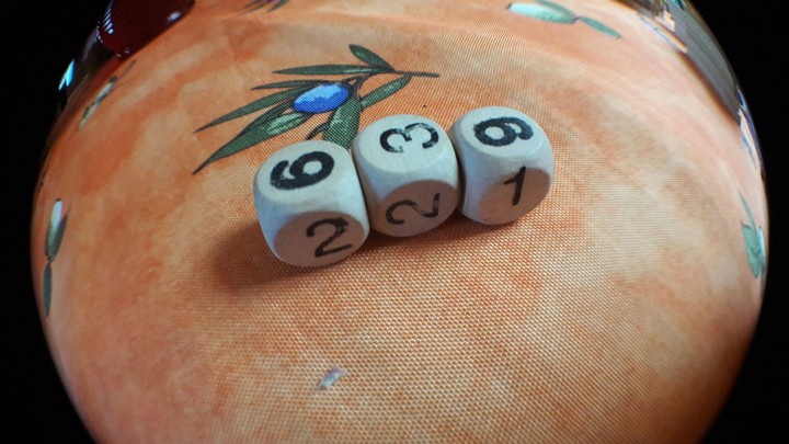 Dados en mesa