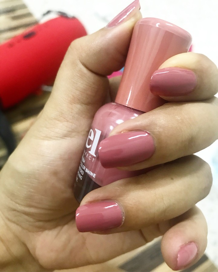 nails