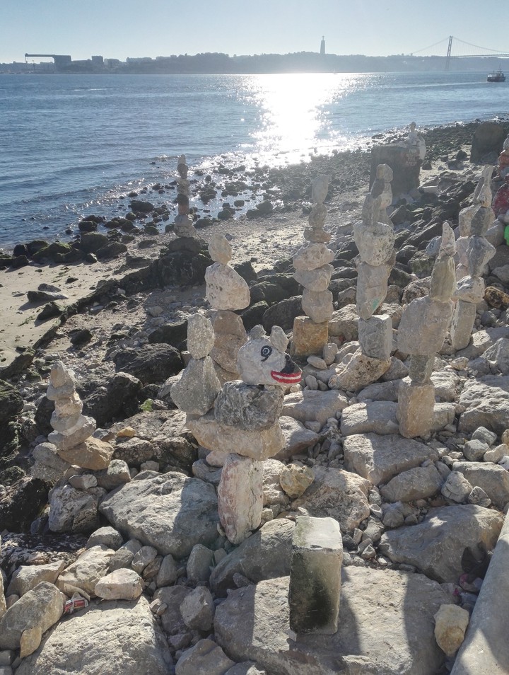 statue pierre plage lisbonne