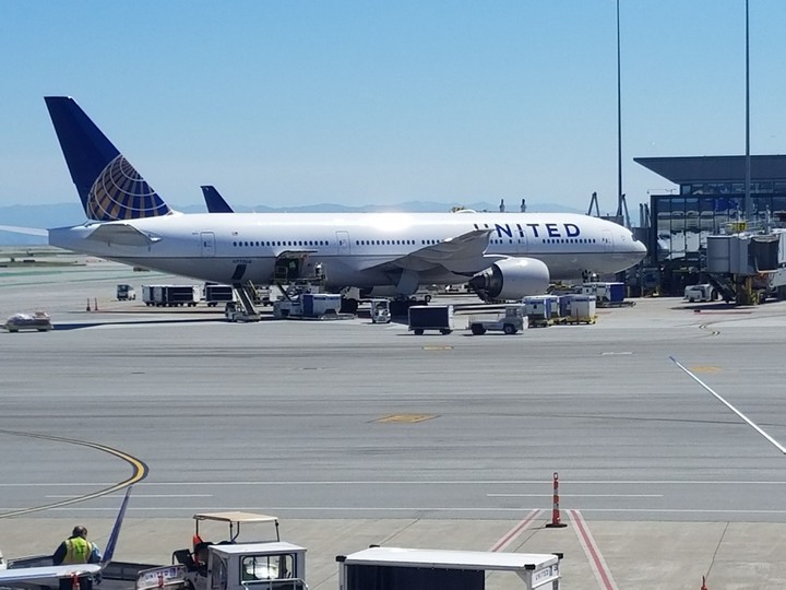 United Airlines 777
