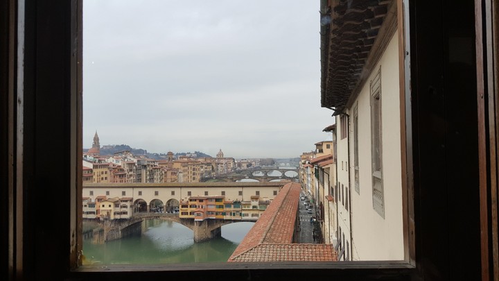 Florence, Uffizi Gallery, Vecchio Bridge, Medici support