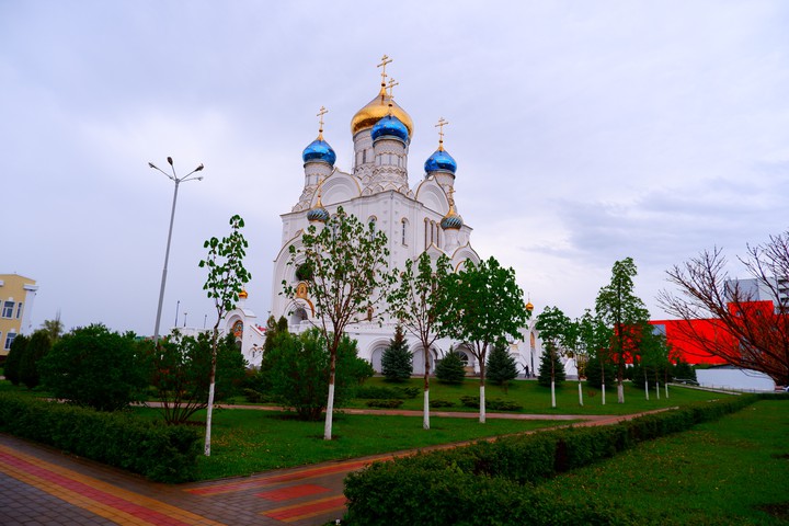 Храм в парке