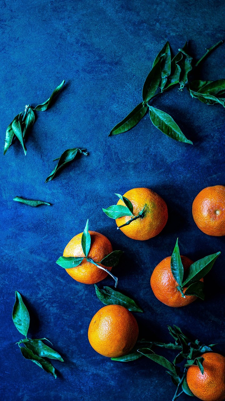 Mandarinas sobre azul