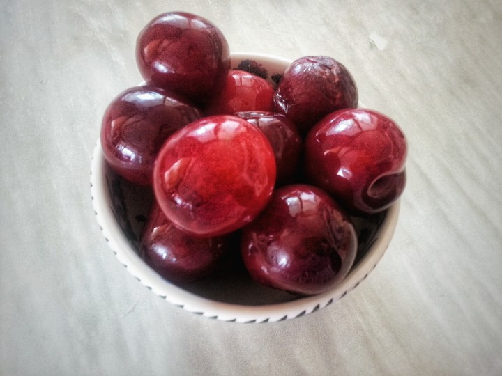 The original photo of cherries