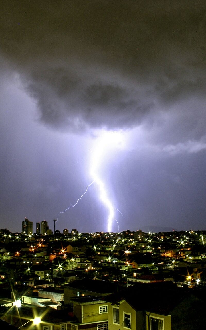 tempestade thunder rain