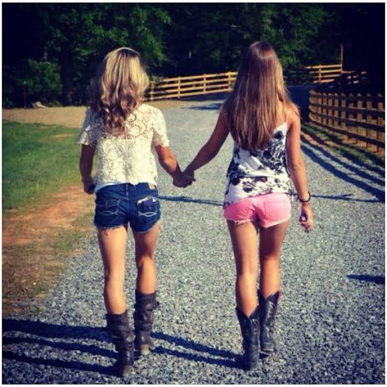 mi amiga y yo caminando