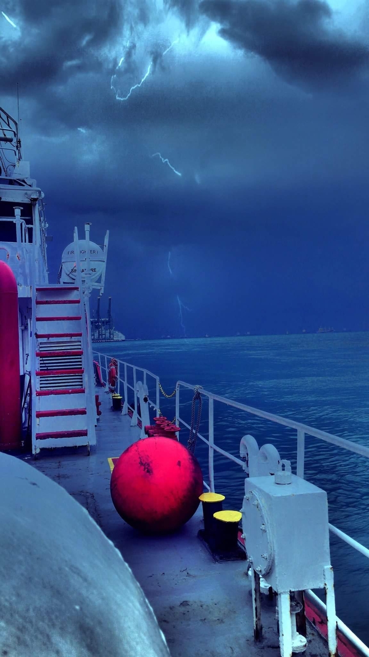 Thunder strike while sailing