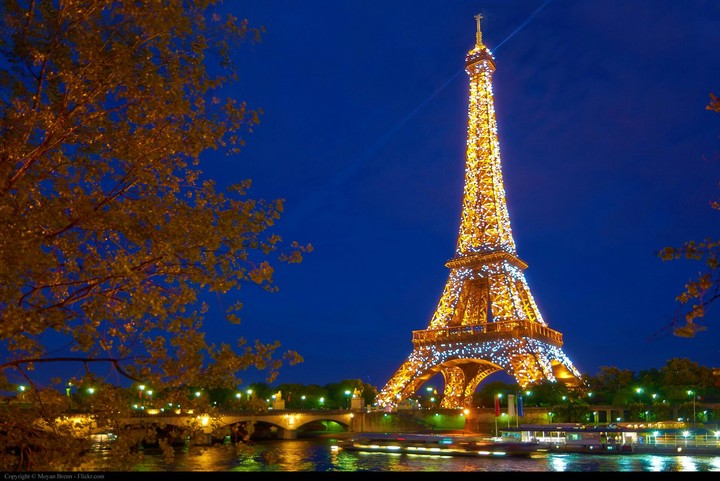 beautiful night view of the paris