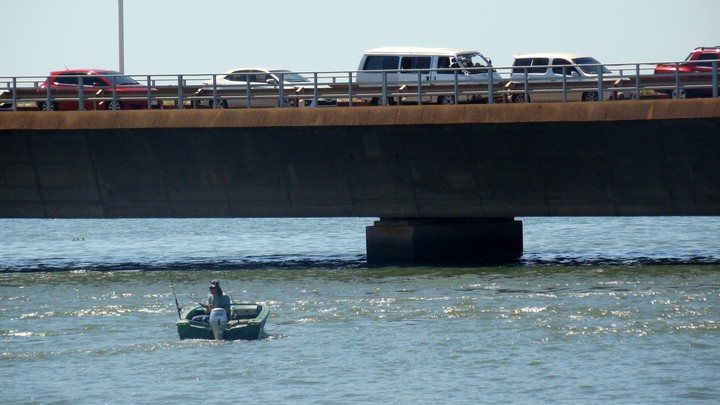 Pescando en el puente