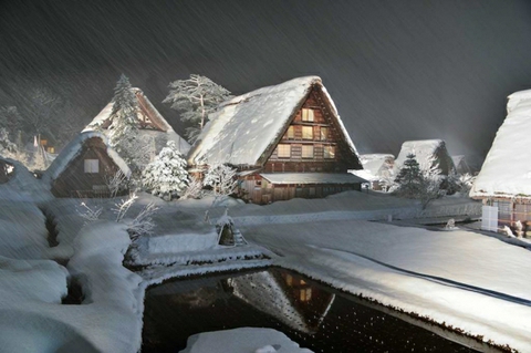 gassho-zukuri thatched cottages and temple