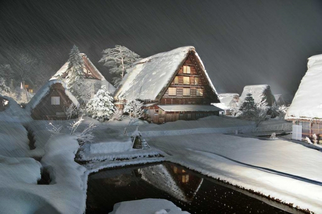 gassho-zukuri thatched cottages and temple