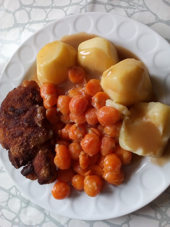 Cortongbleu mit Salzkartoffeln und Buttermören.