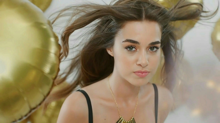 Bensu Soral Wallpaper