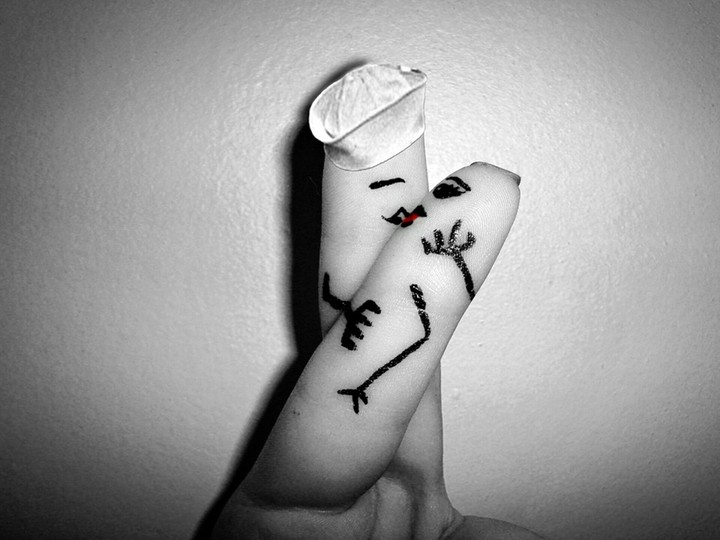 2 Finger in kissing..??