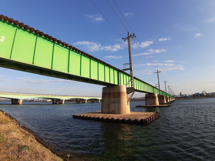 Rail on the river