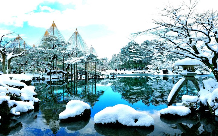 Kenroku-en gardens after snowfall