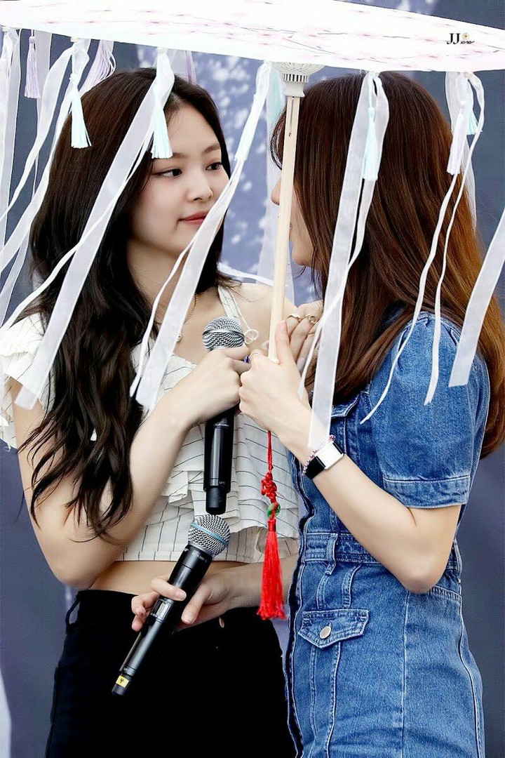Jennie and jisoo