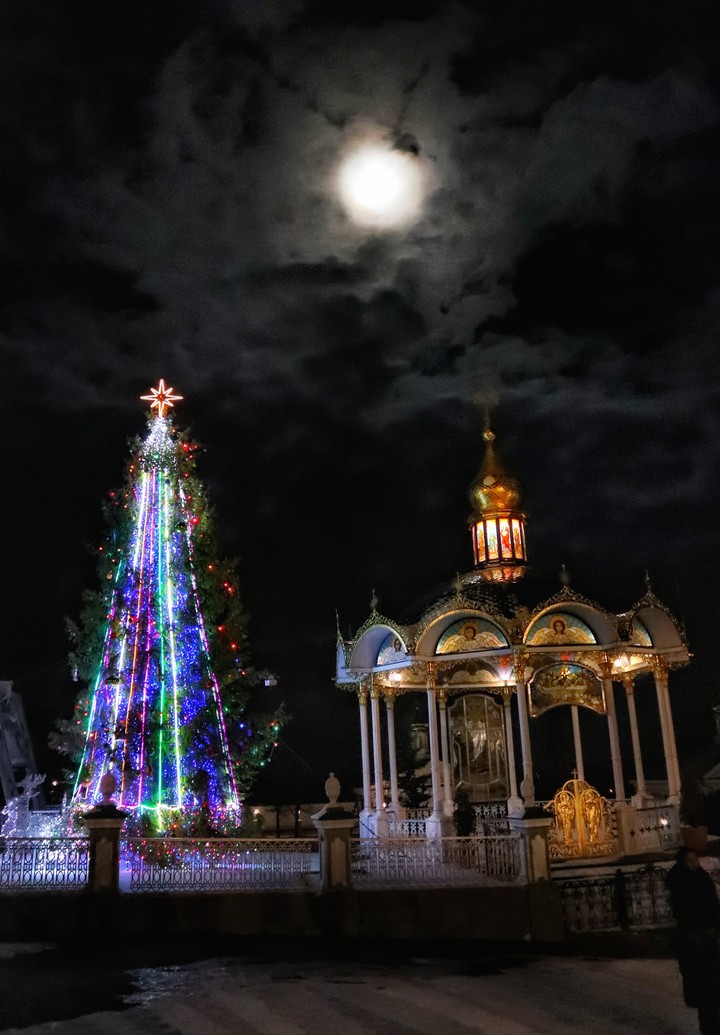 Fullmoon over Cristmas tree