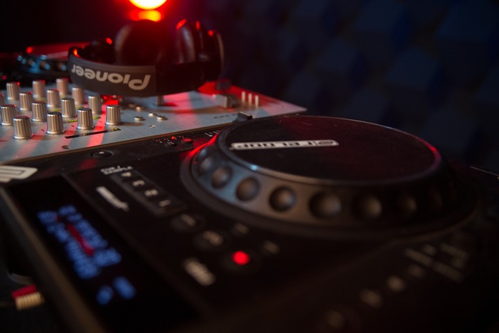 DJ