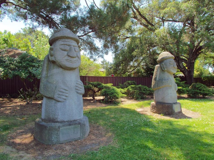 statues