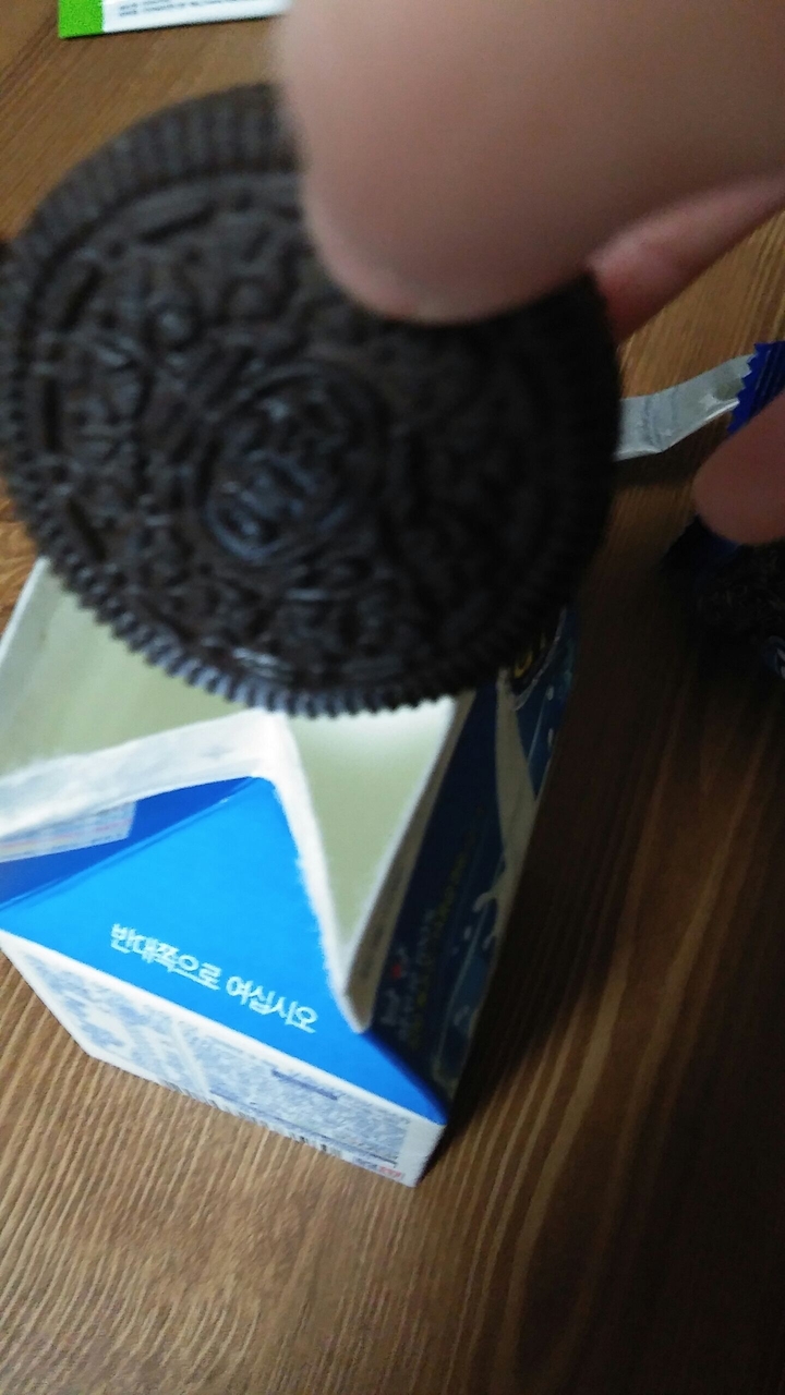 오레오를 우유에