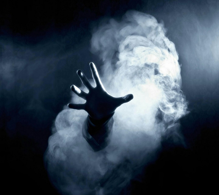 Hand in SmOkE